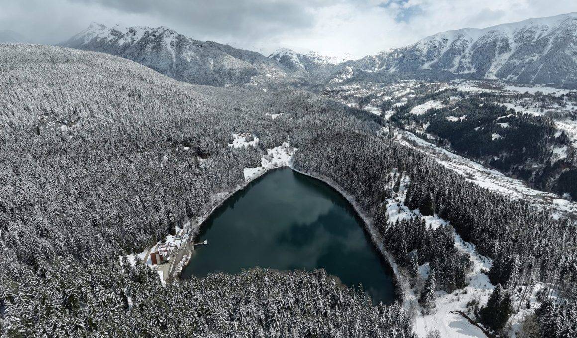 Beyaz örtü altında ayrı güzel: Karagöl Sahara Milli Parkı karla kaplandı