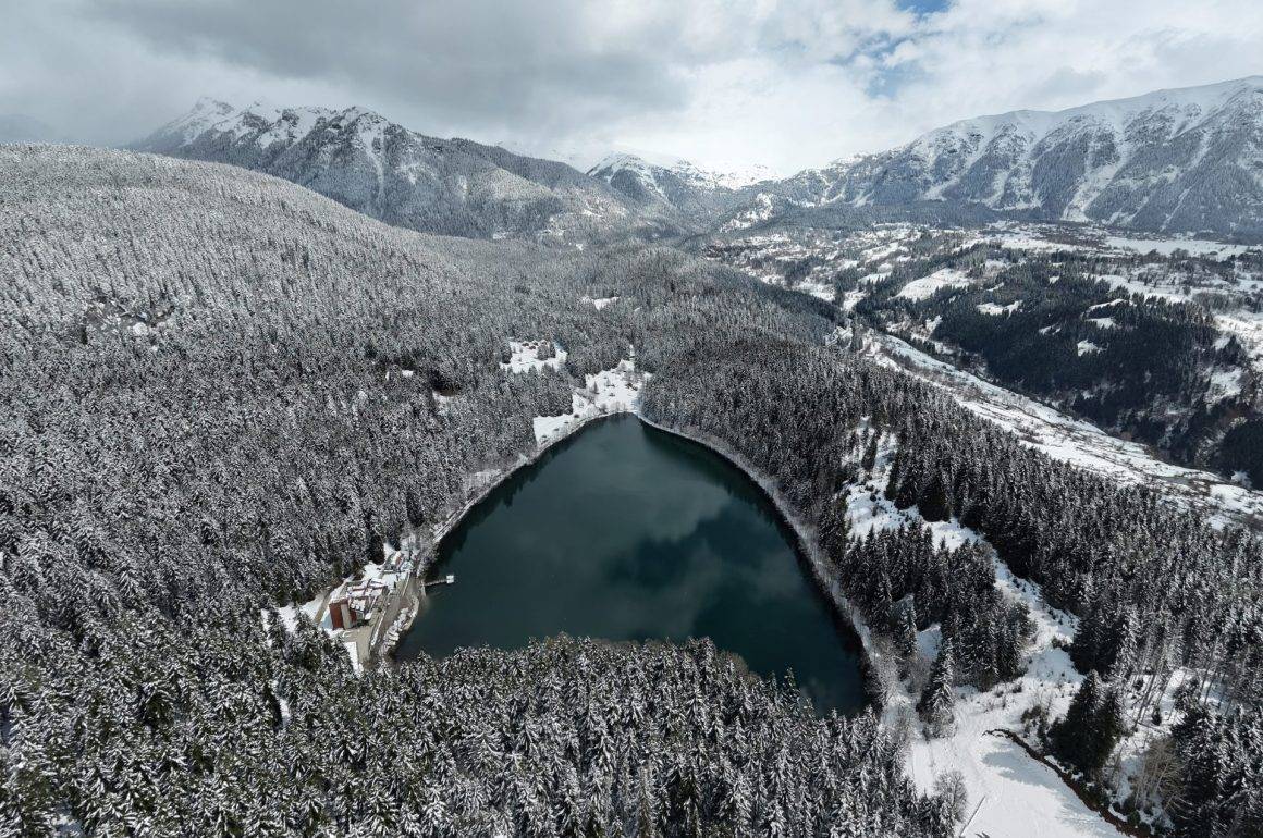 Beyaz örtü altında ayrı güzel: Karagöl Sahara Milli Parkı karla kaplandı