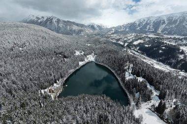 Beyaz örtü altında ayrı güzel: Karagöl Sahara Milli Parkı karla kaplandı