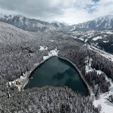 Beyaz örtü altında ayrı güzel: Karagöl Sahara Milli Parkı karla kaplandı