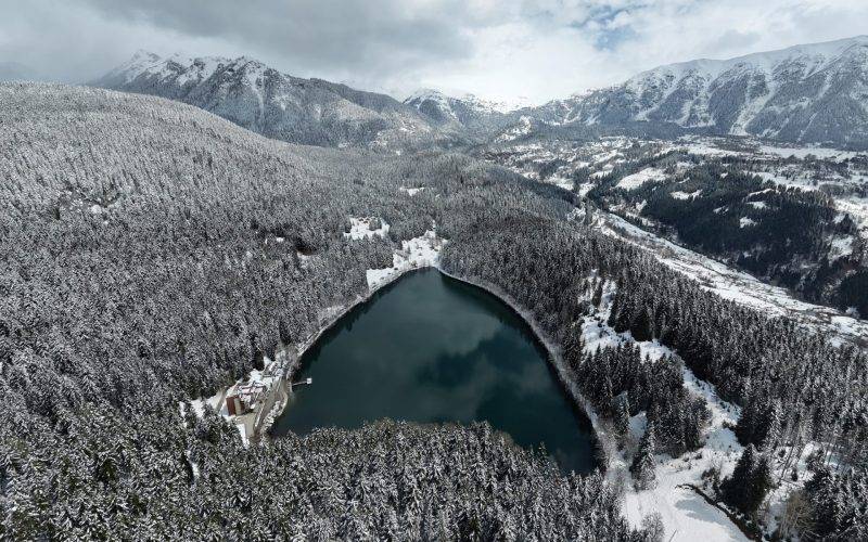 Beyaz örtü altında ayrı güzel: Karagöl Sahara Milli Parkı karla kaplandı
