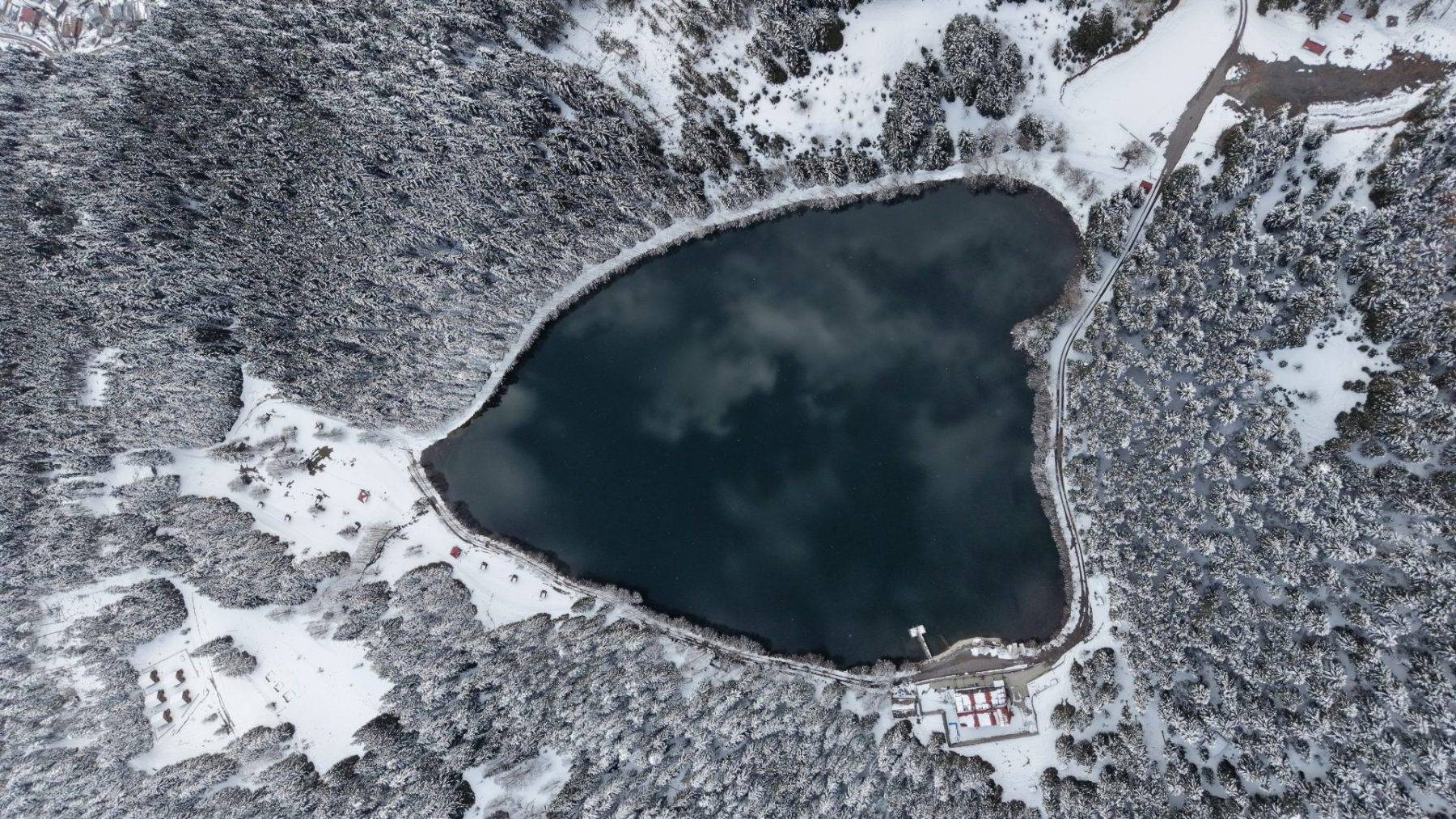 Beyaz örtü altında ayrı güzel: Karagöl Sahara Milli Parkı karla kaplandı