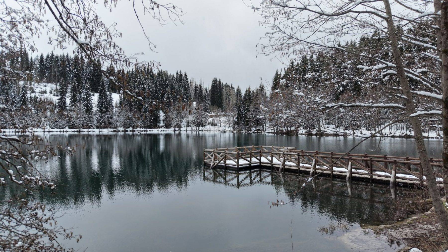 Beyaz örtü altında ayrı güzel: Karagöl Sahara Milli Parkı karla kaplandı
