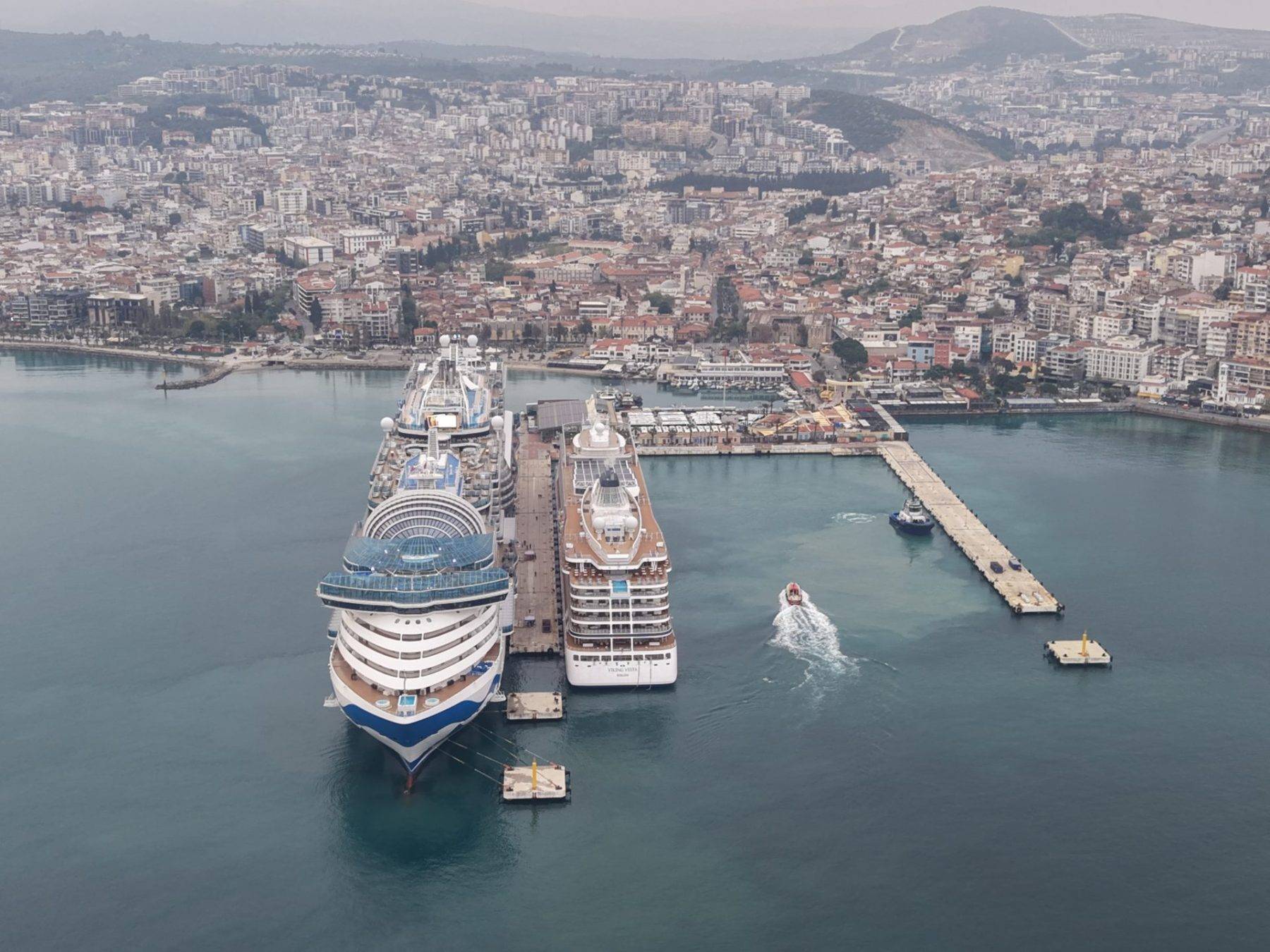 Limanlarda hareketlilik: 2 lüks kruvaziyer binlerce yolcusuyla Kuşadası'nda