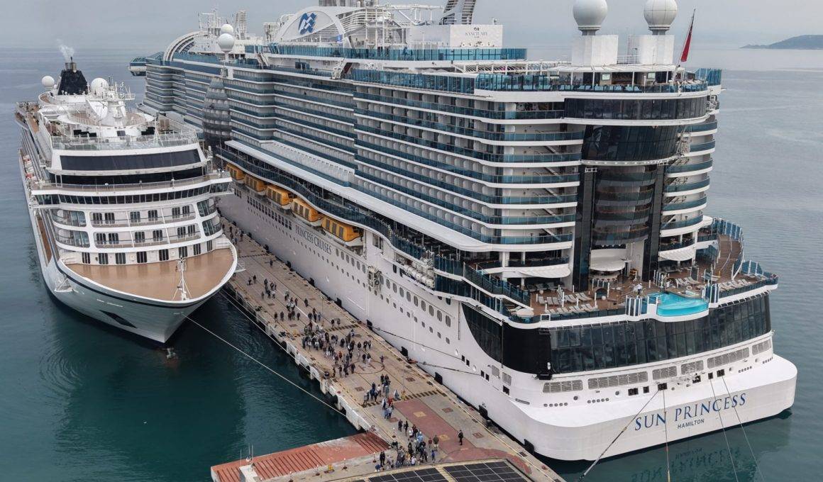 Limanlarda hareketlilik: 2 lüks kruvaziyer binlerce yolcusuyla Kuşadası'nda