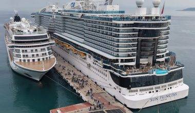 Limanlarda hareketlilik: 2 lüks kruvaziyer binlerce yolcusuyla Kuşadası'nda