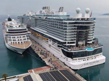 Limanlarda hareketlilik: 2 lüks kruvaziyer binlerce yolcusuyla Kuşadası'nda