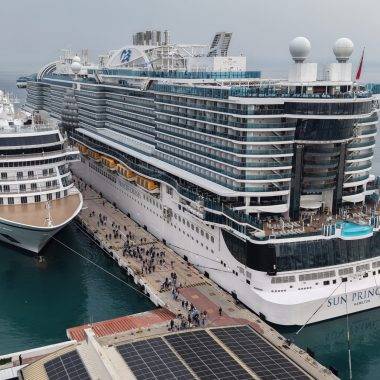 Limanlarda hareketlilik: 2 lüks kruvaziyer binlerce yolcusuyla Kuşadası'nda