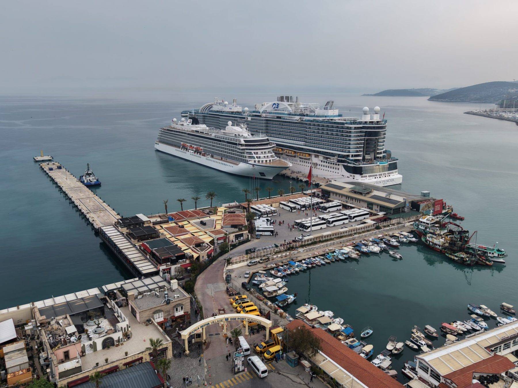 Limanlarda hareketlilik: 2 lüks kruvaziyer binlerce yolcusuyla Kuşadası'nda