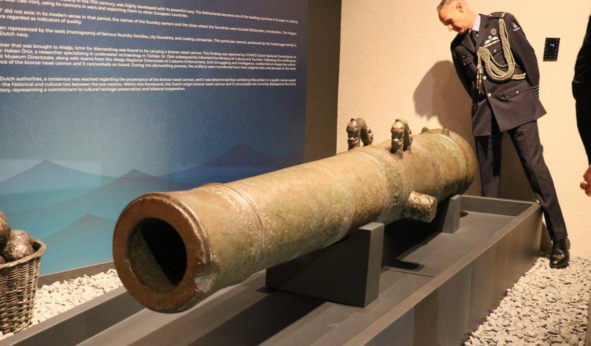 Yer: İzmir! Söküme gelen gemide tarihi bronz gemi topu ve gülleler bulundu