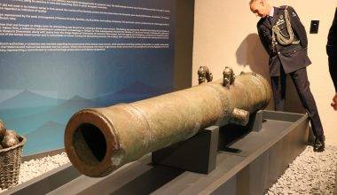 Yer: İzmir! Söküme gelen gemide tarihi bronz gemi topu ve gülleler bulundu