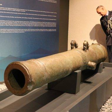 Yer: İzmir! Söküme gelen gemide tarihi bronz gemi topu ve gülleler bulundu