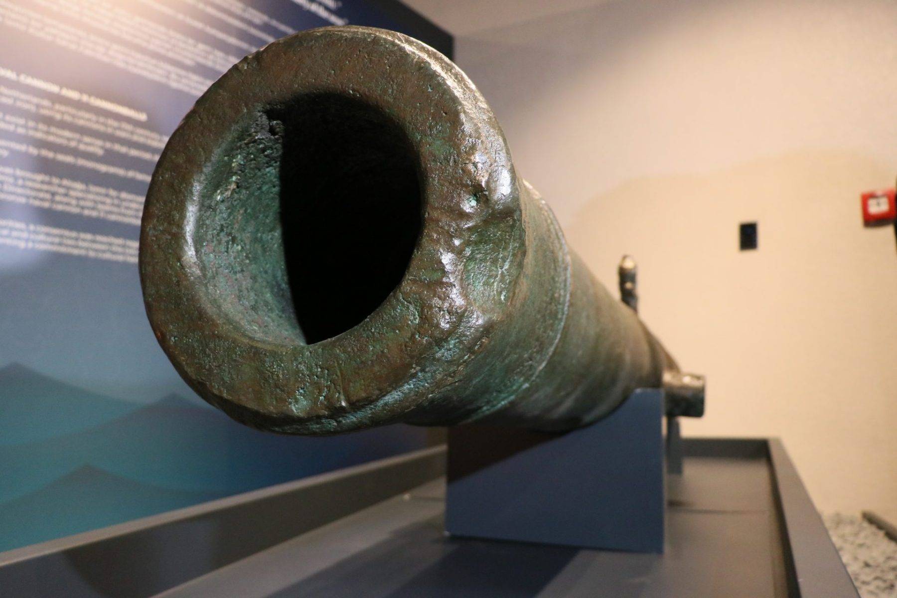 Yer: İzmir! Söküme gelen gemide tarihi bronz gemi topu ve gülleler bulundu