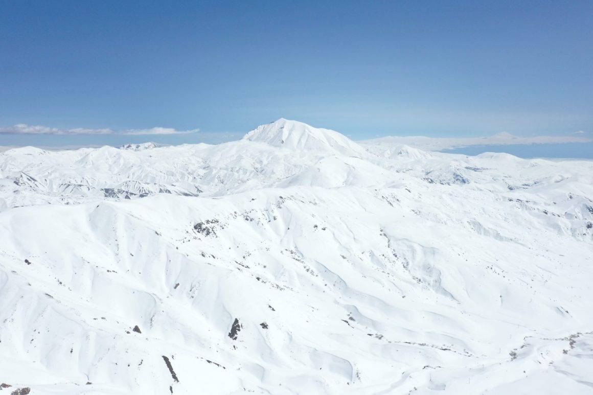 Ağrı'da kış manzarası: Dağlar beyaz örtüyle kaplandı
