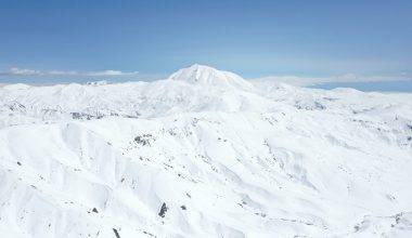 Ağrı'da kış manzarası: Dağlar beyaz örtüyle kaplandı