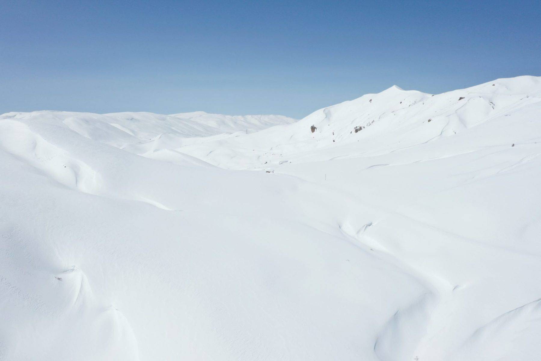 Ağrı'da kış manzarası: Dağlar beyaz örtüyle kaplandı