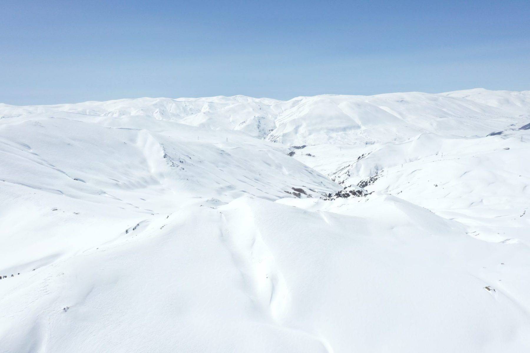 Ağrı'da kış manzarası: Dağlar beyaz örtüyle kaplandı