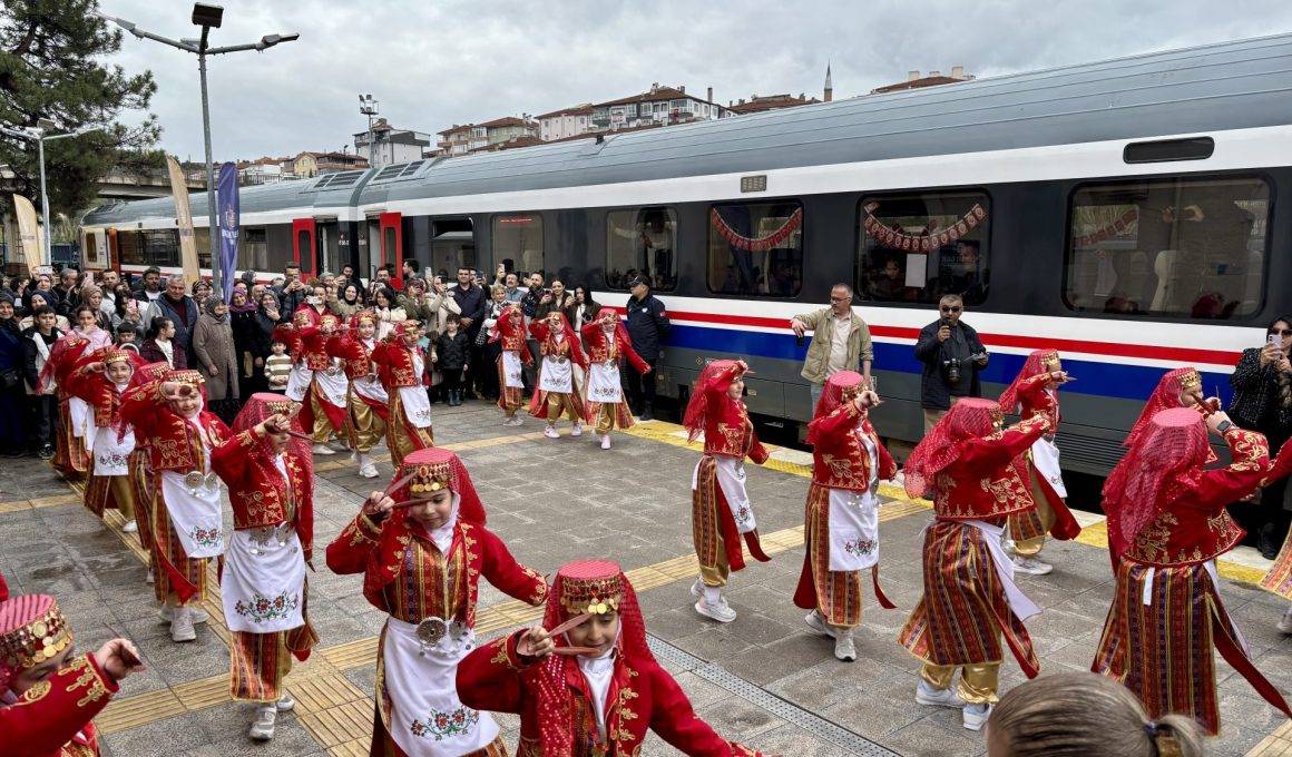 Coşkuyla karşılandı: Turistik Tuz Ekspresi 2026 sezonunun ilk seferini gerçekleştirdi