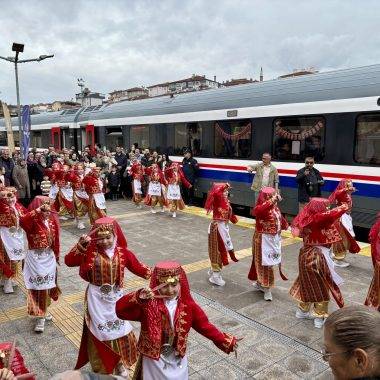 Coşkuyla karşılandı: Turistik Tuz Ekspresi 2026 sezonunun ilk seferini gerçekleştirdi