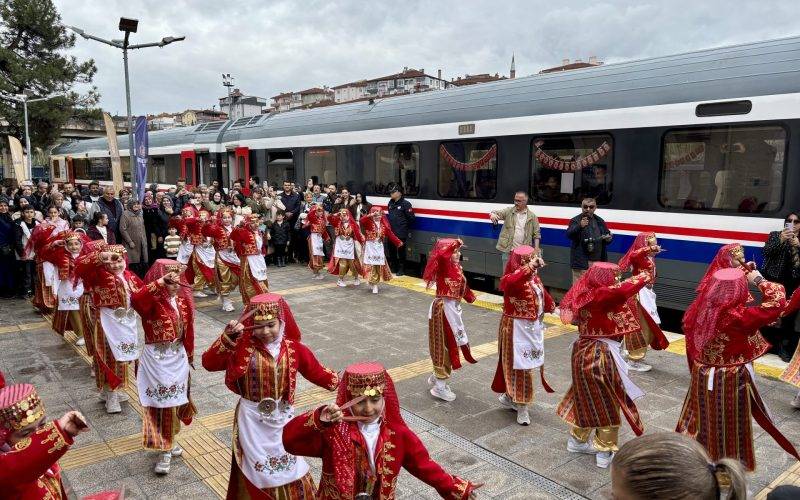Coşkuyla karşılandı: Turistik Tuz Ekspresi 2026 sezonunun ilk seferini gerçekleştirdi