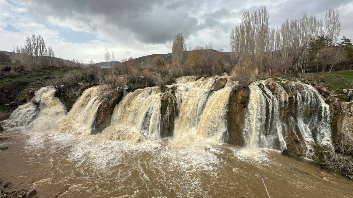 Van'da yağmur bereketi! Muradiye Şelalesi'nin debisi son yağışlarla yükseldi