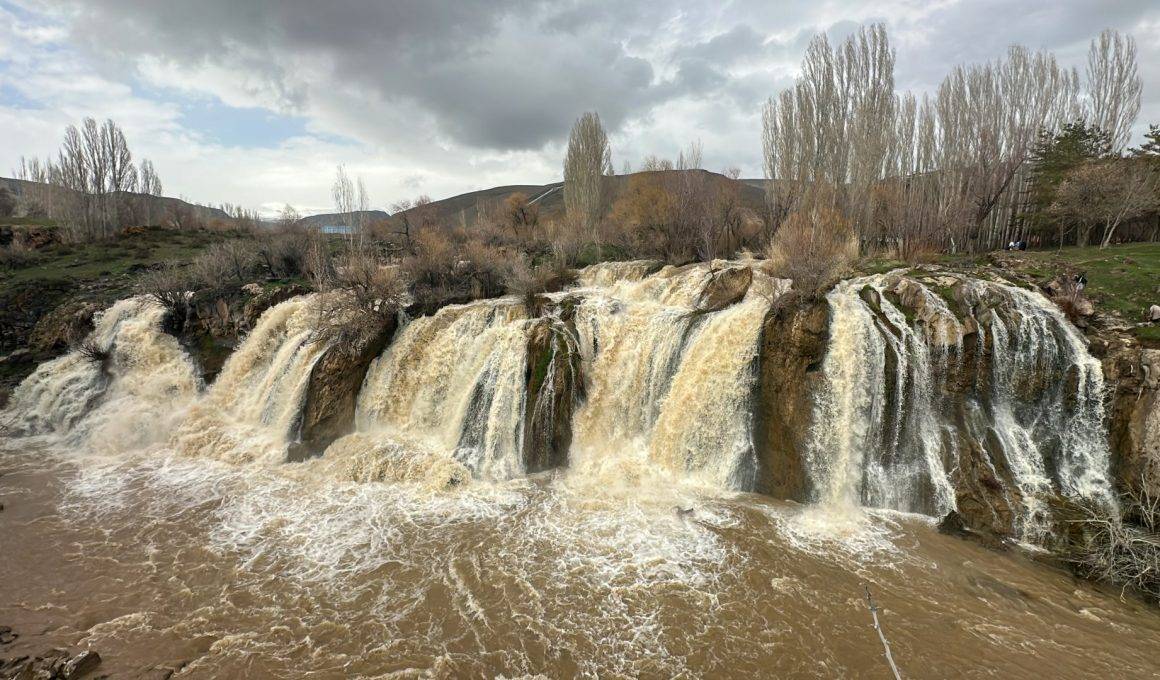 Van'da yağmur bereketi! Muradiye Şelalesi'nin debisi son yağışlarla yükseldi