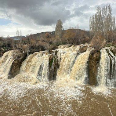 Van'da yağmur bereketi! Muradiye Şelalesi'nin debisi son yağışlarla yükseldi