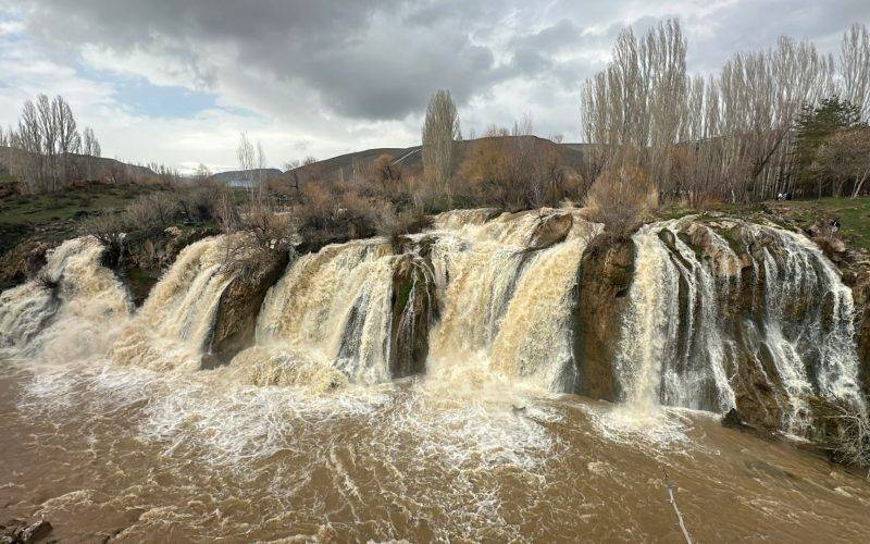 Van'da yağmur bereketi! Muradiye Şelalesi'nin debisi son yağışlarla yükseldi