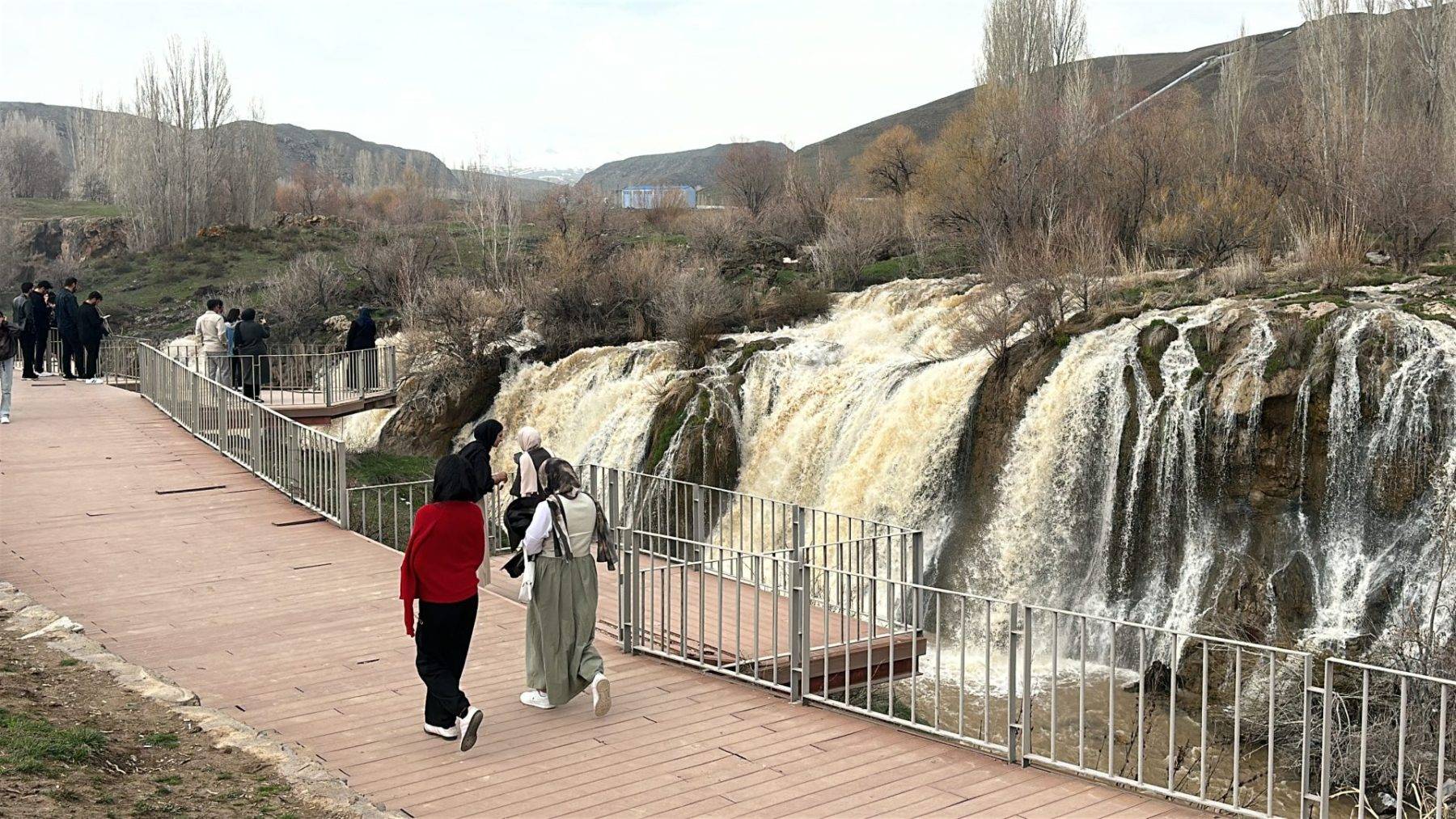 Van'da yağmur bereketi! Muradiye Şelalesi'nin debisi son yağışlarla yükseldi