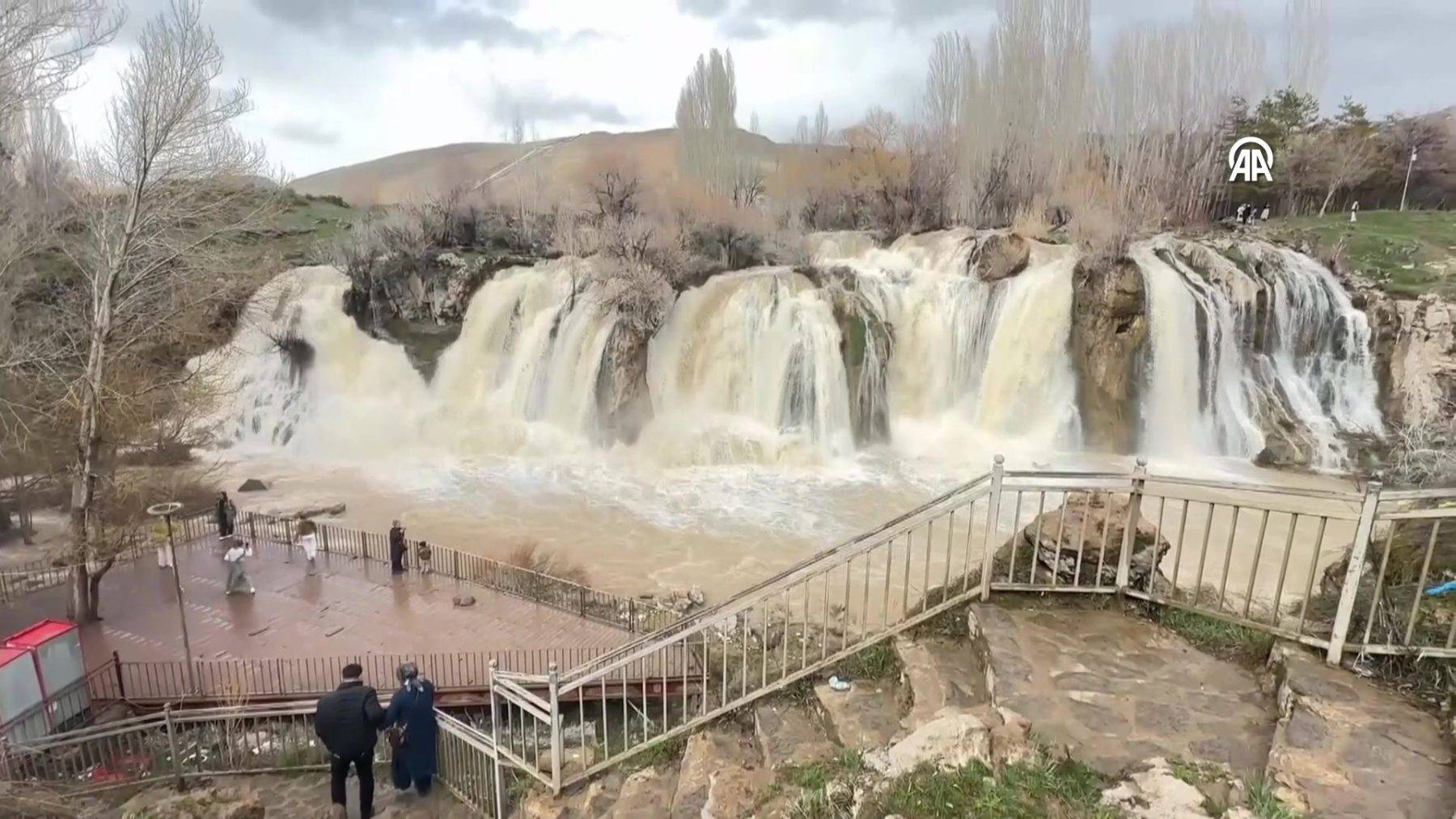 Van'da yağmur bereketi! Muradiye Şelalesi'nin debisi son yağışlarla yükseldi