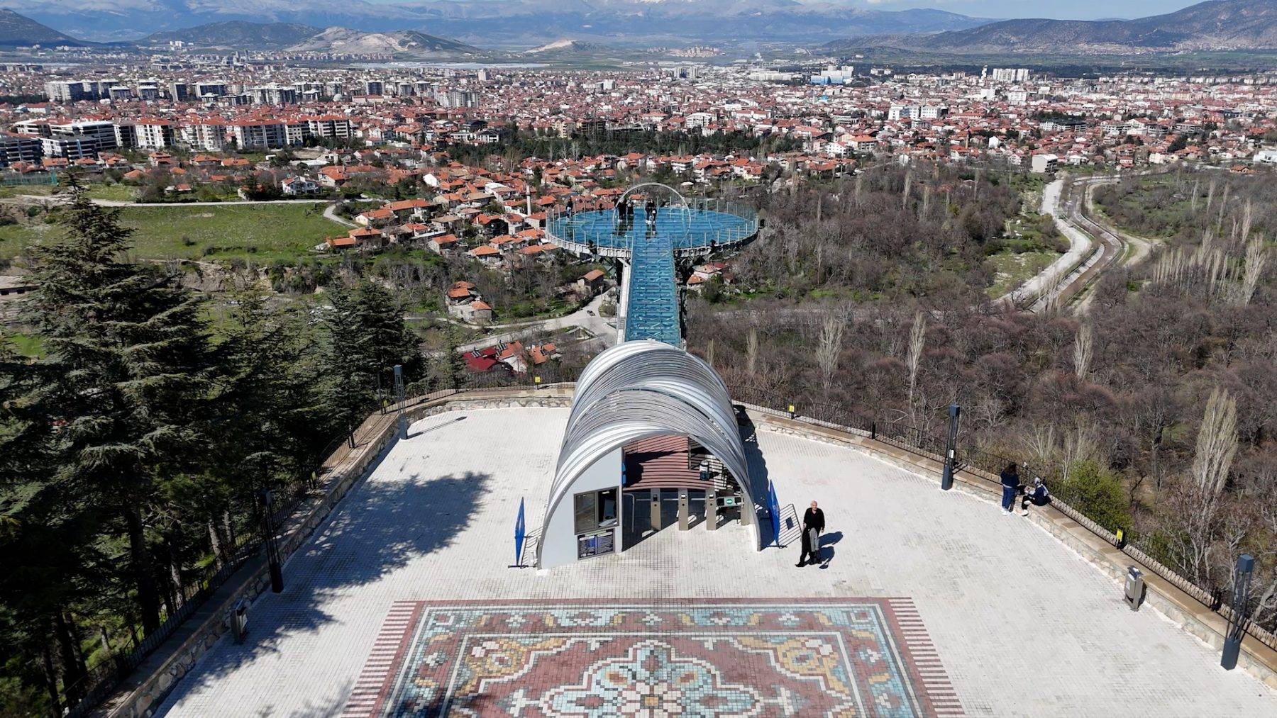 Türkiye'nin en büyüğü! Isparta cam seyir terası 1 milyon 100 bin ziyaretçi sayısını aştı