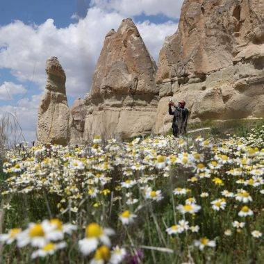 Kapadokya'daki peribacaları bahar çiçekleri ile süslendi