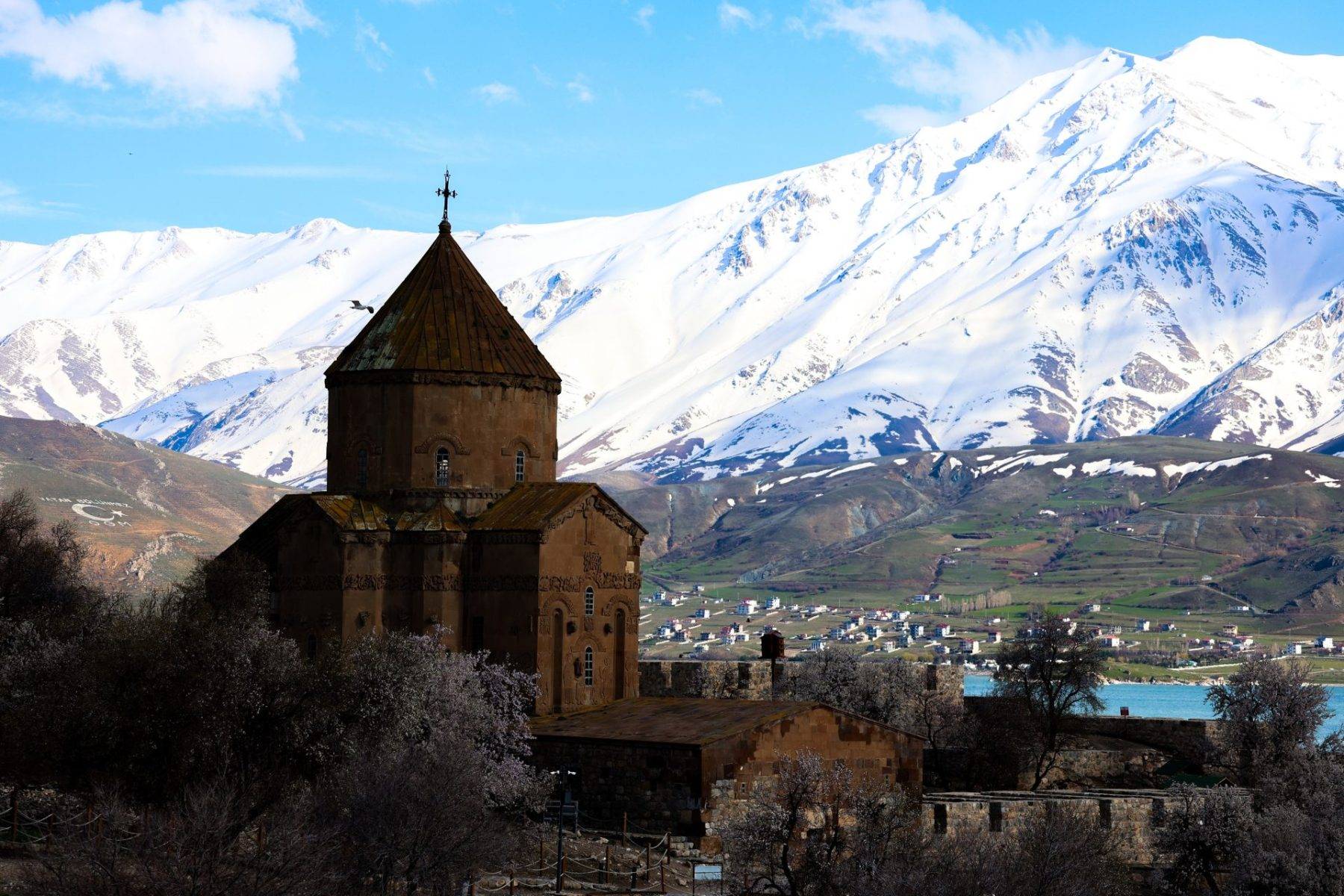 Van Gölü'nün incisi Akdamar Adası, badem ağacı çiçekleri ile süslendi