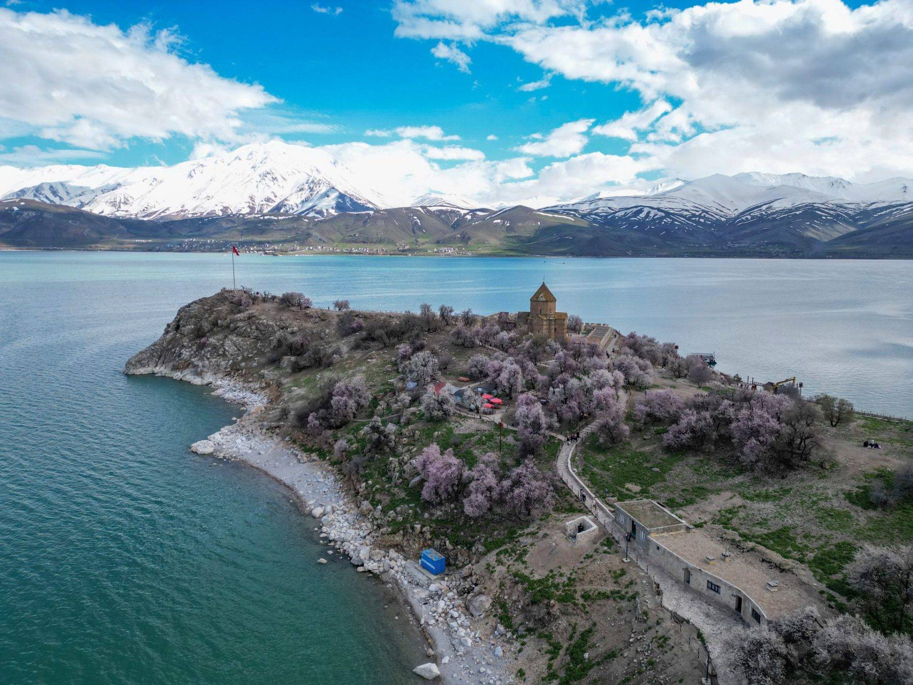 Van Gölü'nün incisi Akdamar Adası, badem ağacı çiçekleri ile süslendi