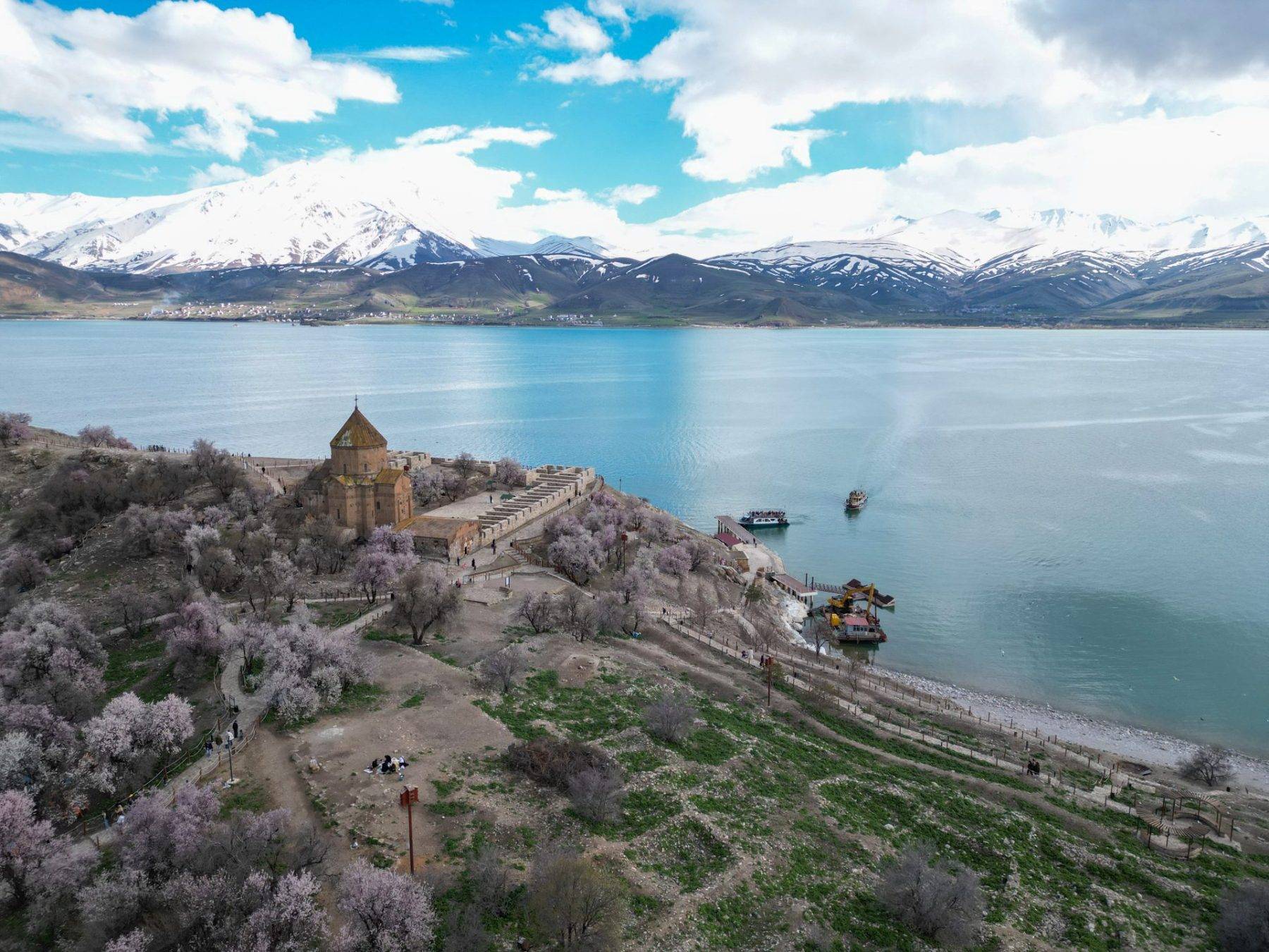 Van Gölü'nün incisi Akdamar Adası, badem ağacı çiçekleri ile süslendi
