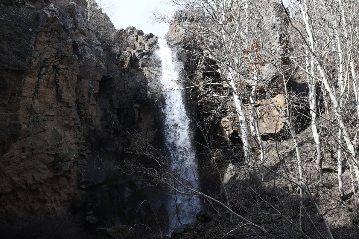 İlk defa böyle gördüler: Erciyes Dağı eteklerindeki şelale 10 yılın ardından aktı