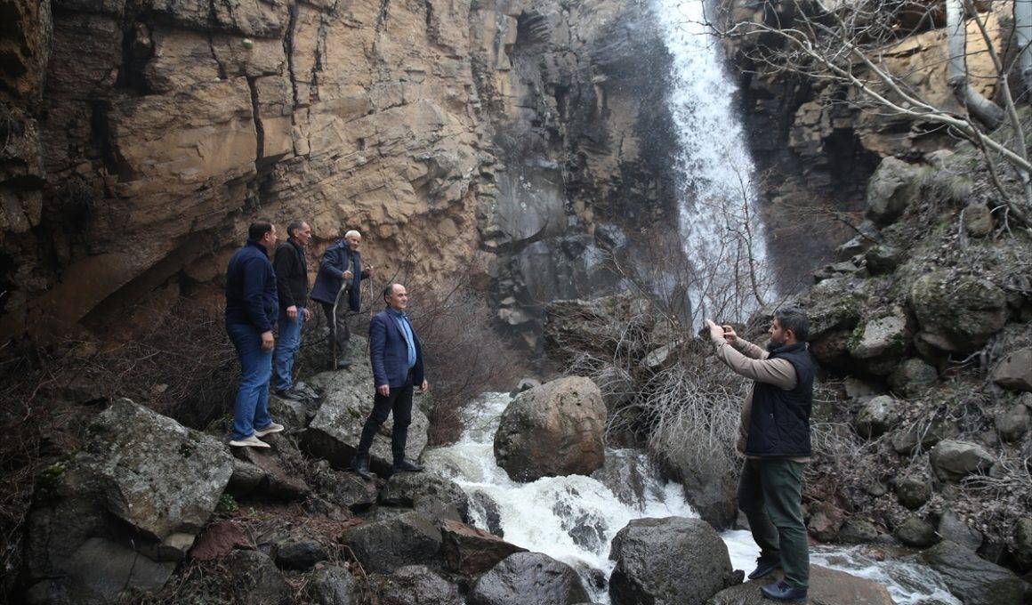 İlk defa böyle gördüler: Erciyes Dağı eteklerindeki şelale 10 yılın ardından aktı
