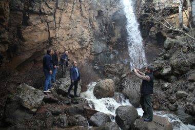 İlk defa böyle gördüler: Erciyes Dağı eteklerindeki şelale 10 yılın ardından aktı