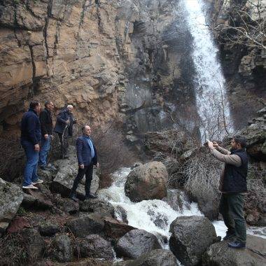 İlk defa böyle gördüler: Erciyes Dağı eteklerindeki şelale 10 yılın ardından aktı