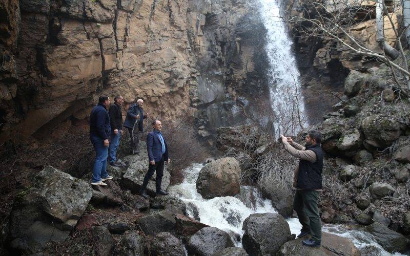 İlk defa böyle gördüler: Erciyes Dağı eteklerindeki şelale 10 yılın ardından aktı