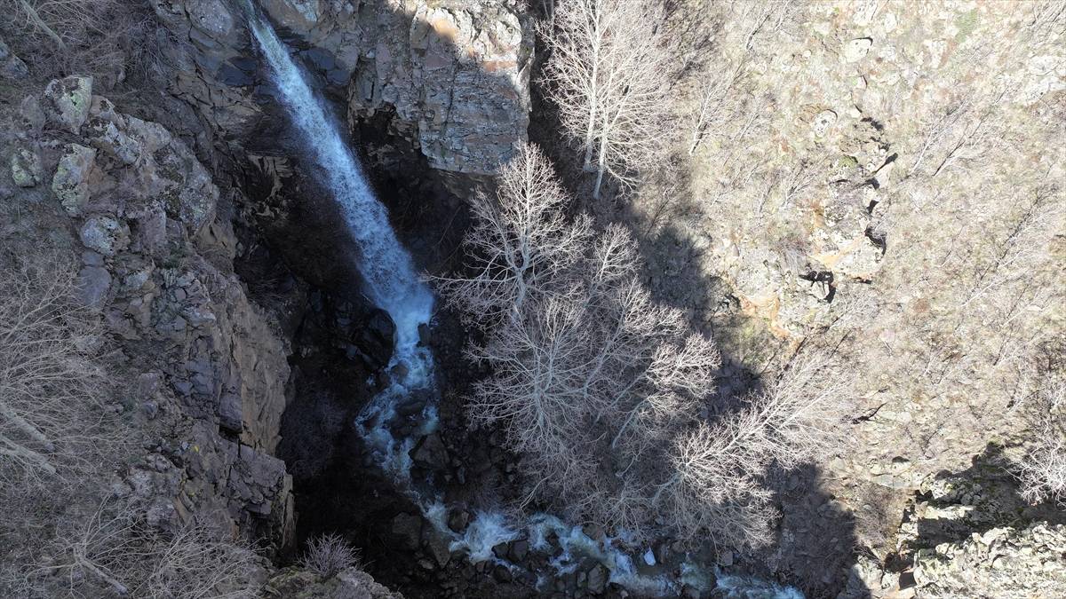 İlk defa böyle gördüler: Erciyes Dağı eteklerindeki şelale 10 yılın ardından aktı