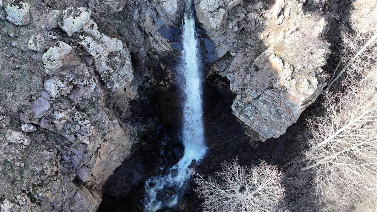 İlk defa böyle gördüler: Erciyes Dağı eteklerindeki şelale 10 yılın ardından aktı