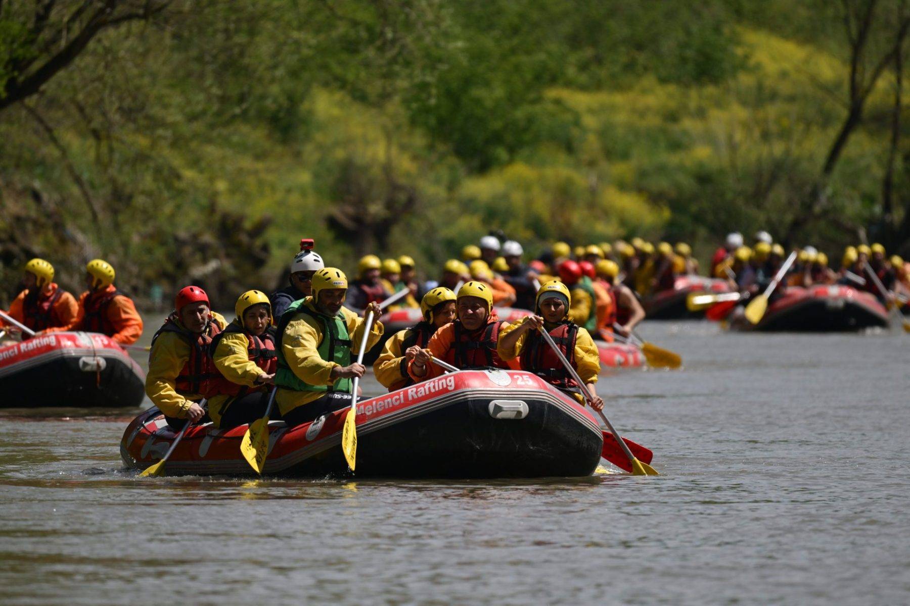 Doğa ve adrenalin bir arada: Melen Çayı rafting tutkunlarını ağırladı