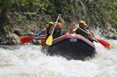 Doğa ve adrenalin bir arada: Melen Çayı rafting tutkunlarını ağırladı