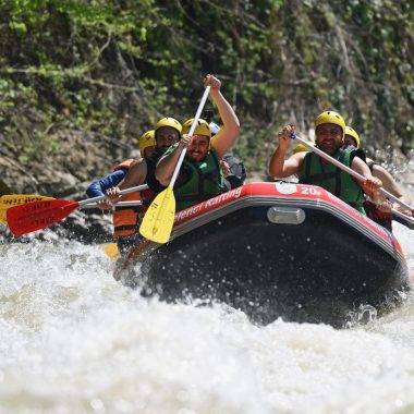 Doğa ve adrenalin bir arada: Melen Çayı rafting tutkunlarını ağırladı