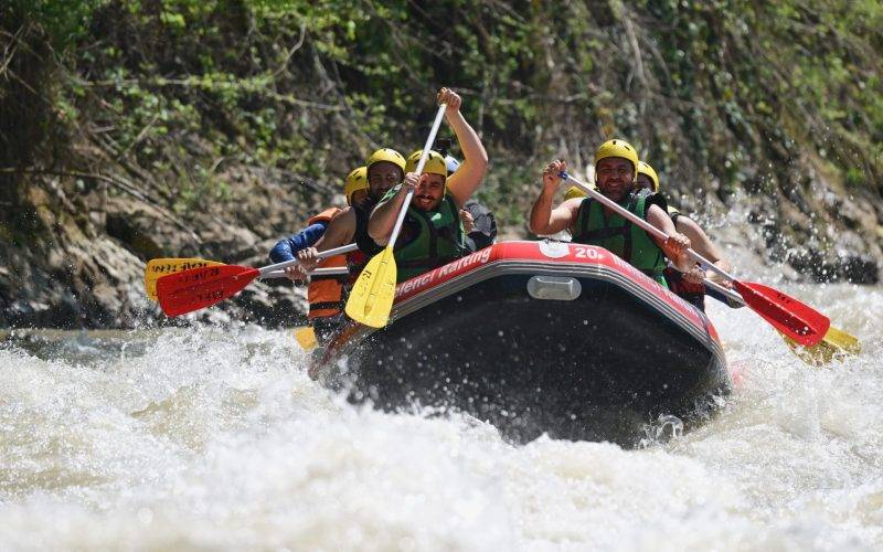 Doğa ve adrenalin bir arada: Melen Çayı rafting tutkunlarını ağırladı