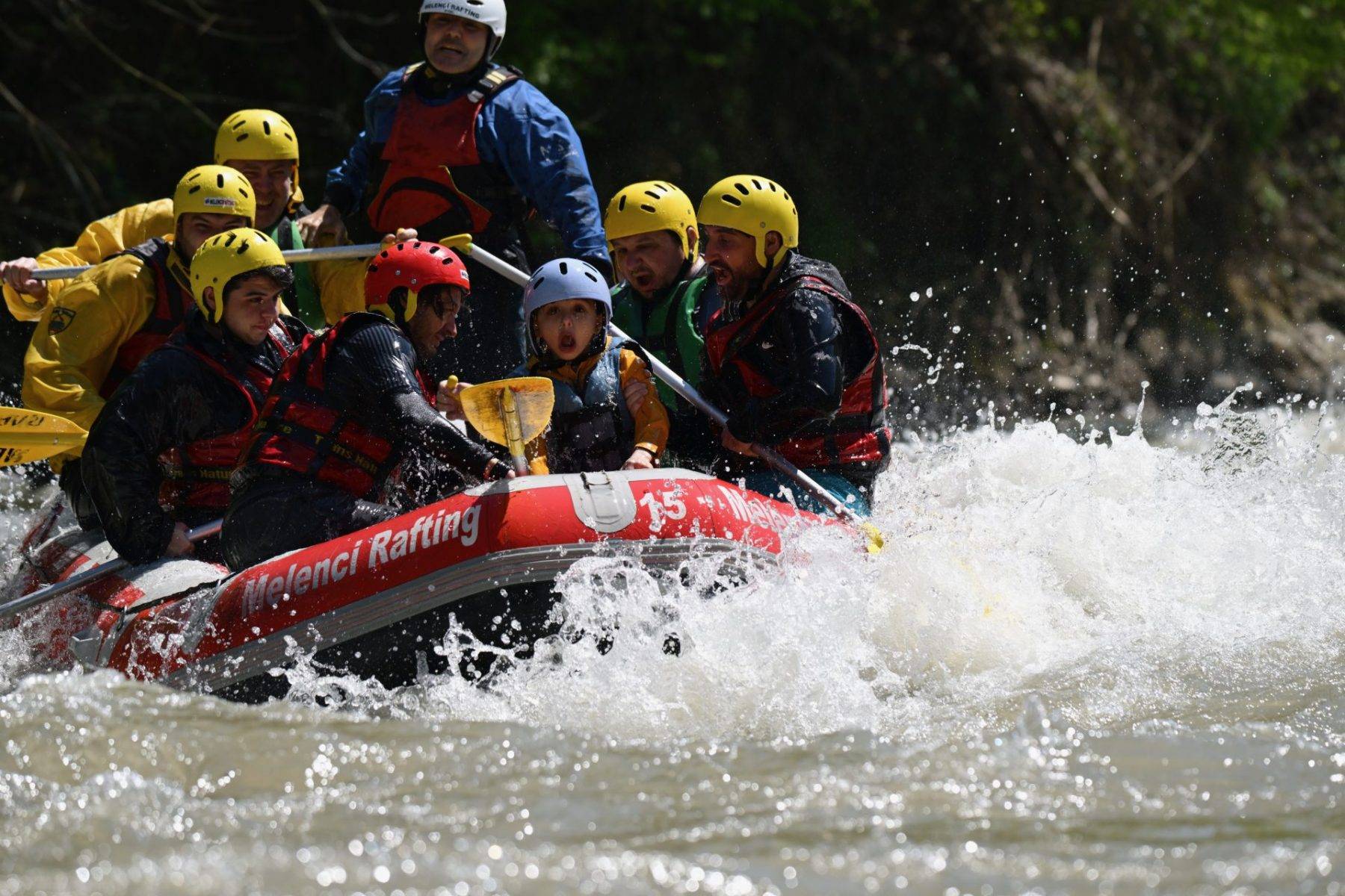 Doğa ve adrenalin bir arada: Melen Çayı rafting tutkunlarını ağırladı