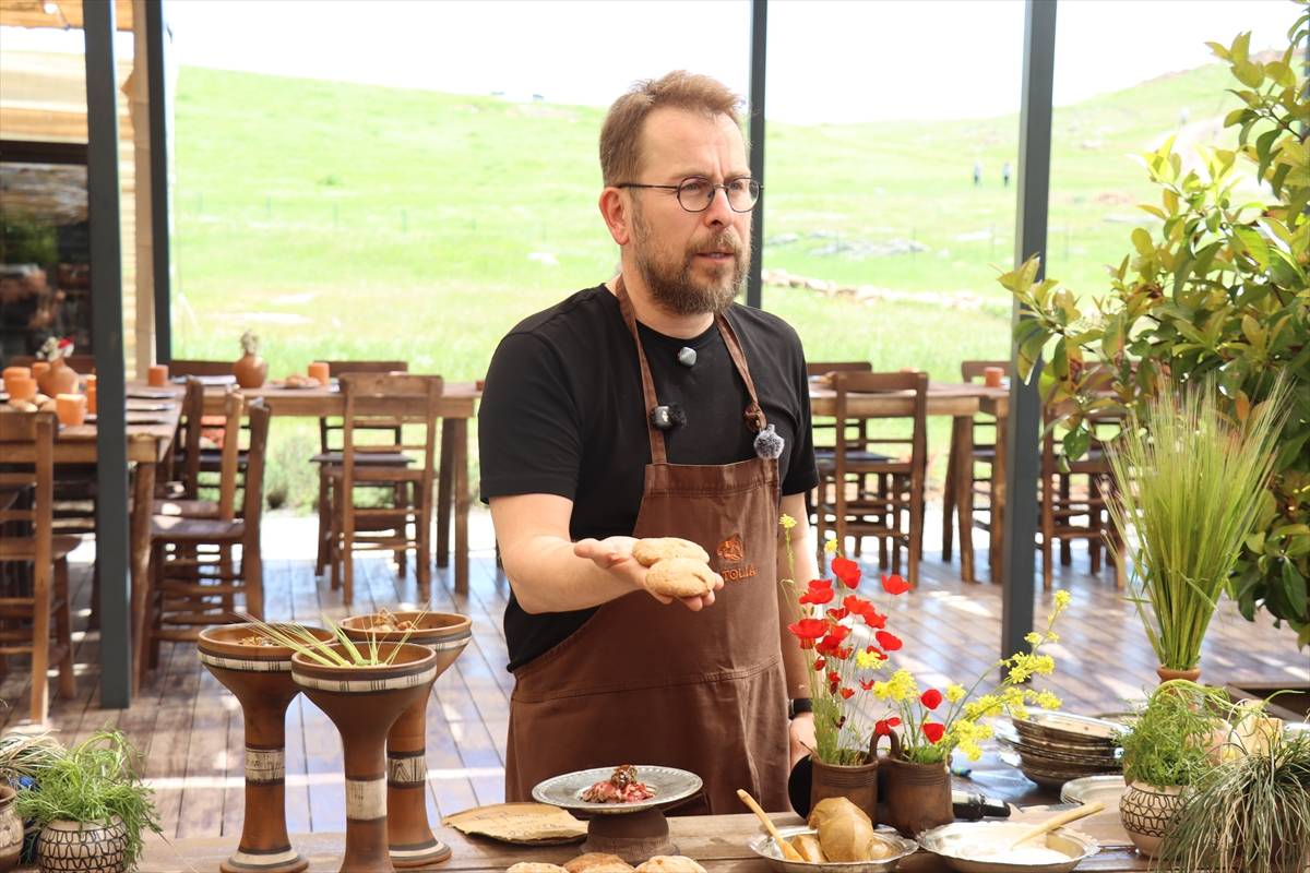 Usta şef Ömür Akkor, Neolitik Çağ'daki  Mezopotamya yemeklerini günümüze uyarladı 