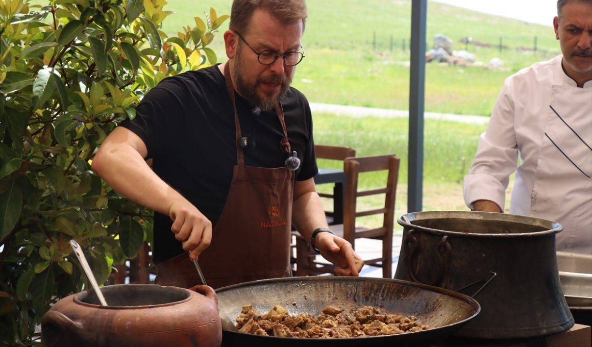 Usta şef Ömür Akkor, Neolitik Çağ'daki Mezopotamya yemeklerini günümüze uyarladı 