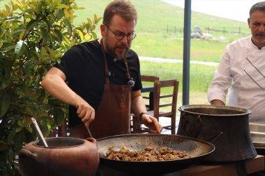 Usta şef Ömür Akkor, Neolitik Çağ'daki Mezopotamya yemeklerini günümüze uyarladı 